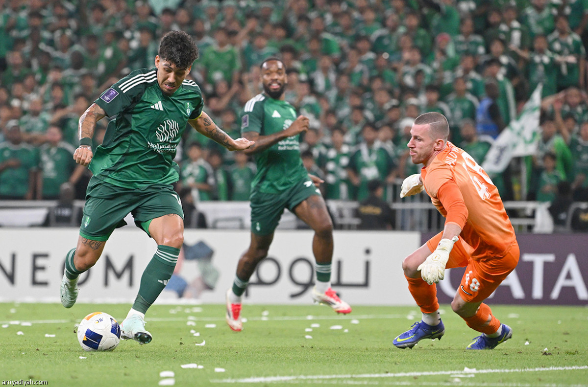 الأهلي يعبر