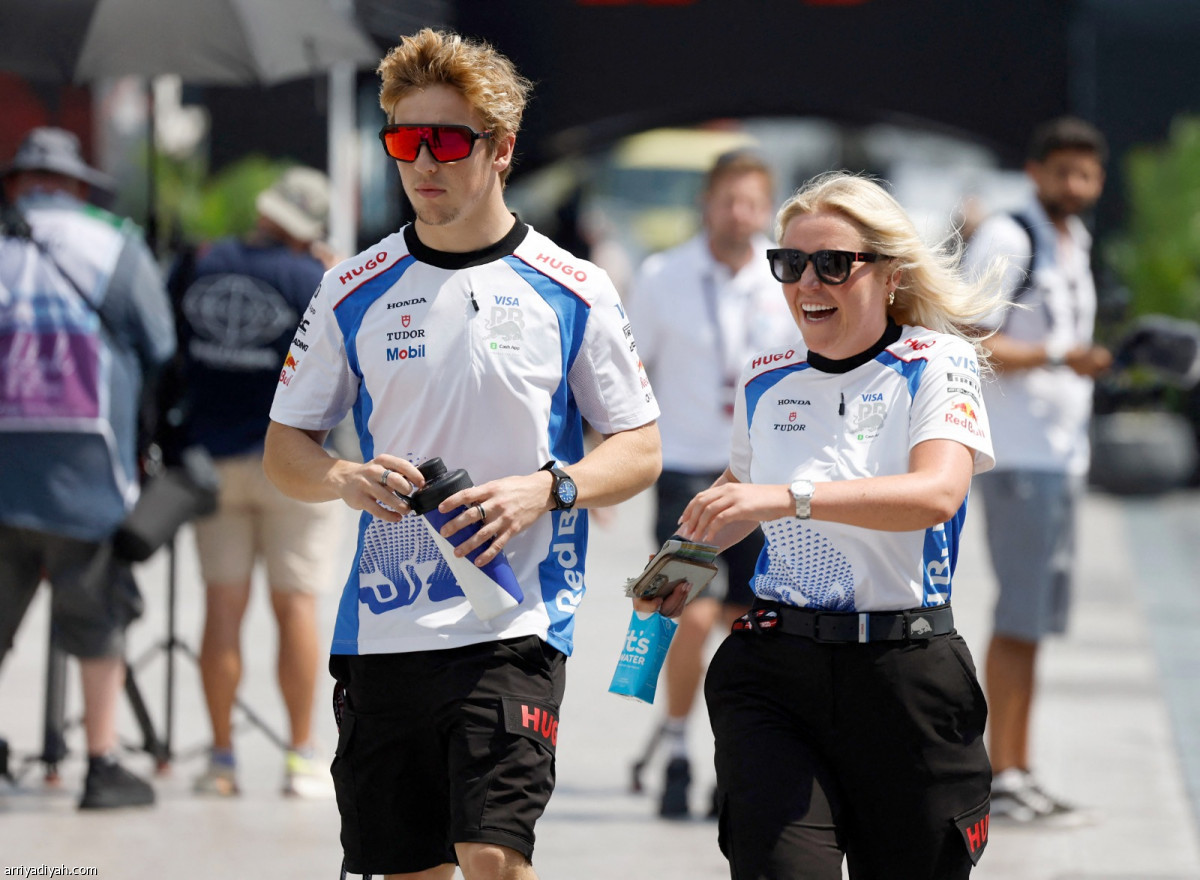 السائقون في الحلبة