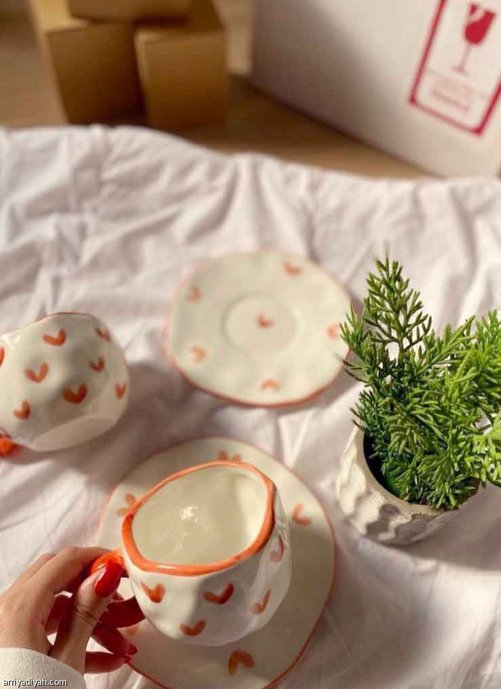 طالبة التسويق
تتخصص في الأكواب