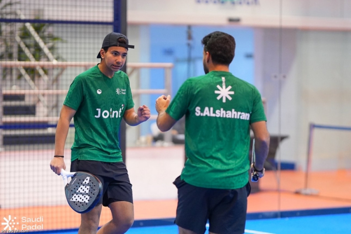 الأخضر يعبر