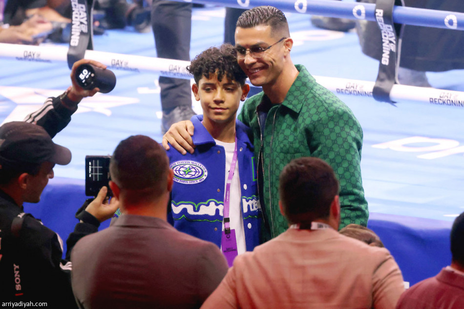 بـ 3 ضربات..
سانشيز يحتفظ بالحزامين