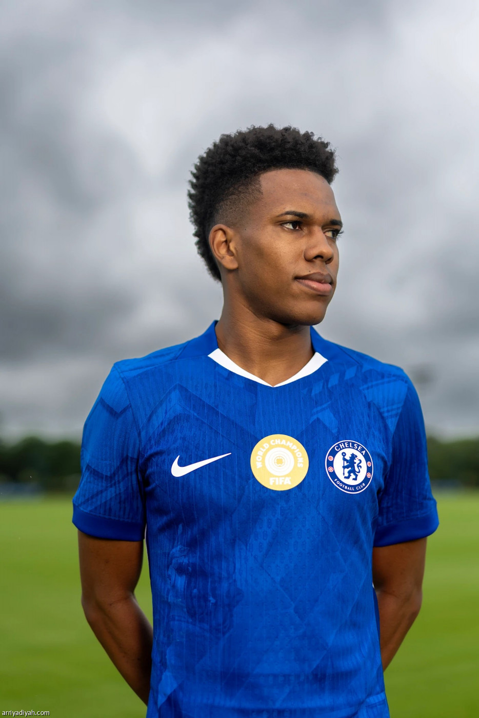 استيفاو بالقميص الأزرق