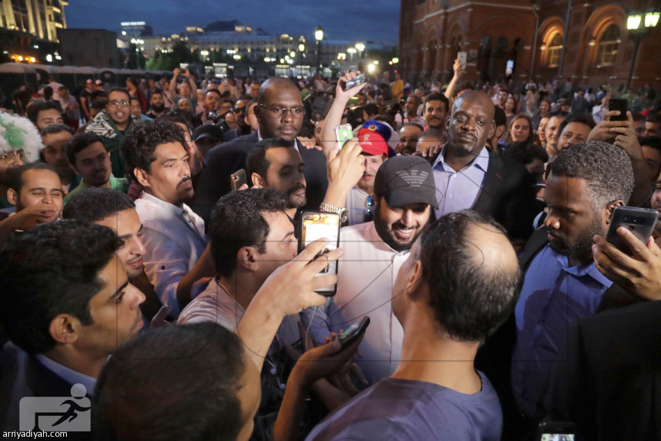 آل الشيخ
يلهب الساحة الحمراء