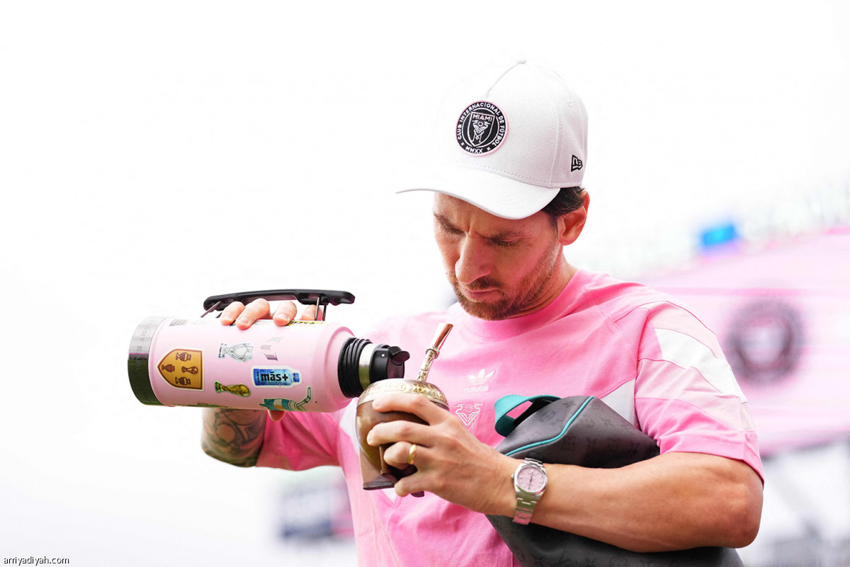 ميسي يكتفي بدقيقتين