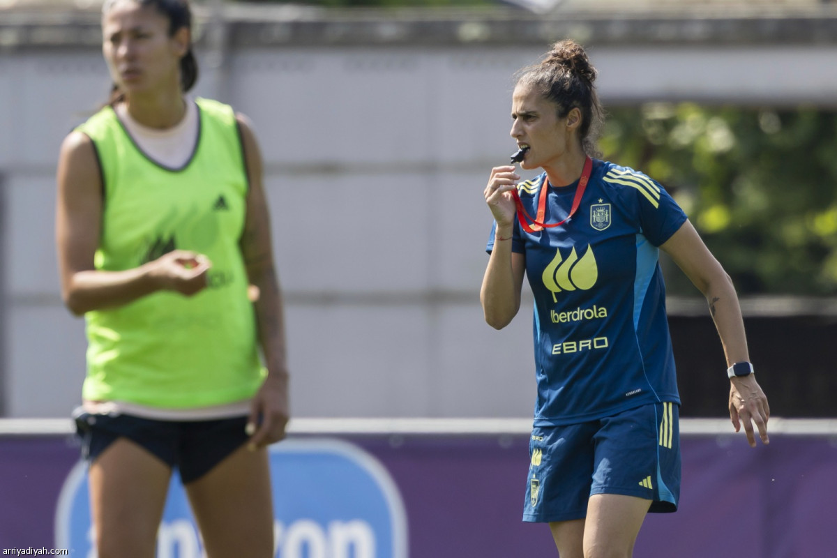 المشجعون يدعمون