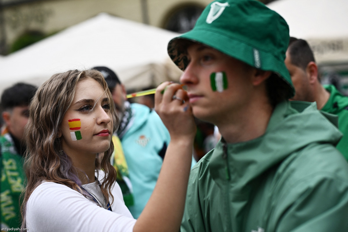 الجماهير تتوافد